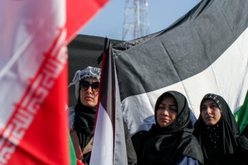 تجمع مردم تهران در میدان انقلاب