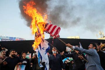 تجمع مردم تهران در میدان انقلاب