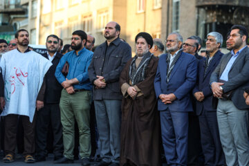 تجمع مردم تهران در میدان انقلاب