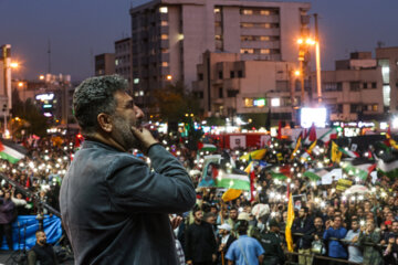 تجمع مردم تهران در میدان انقلاب