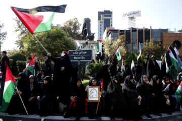 Madres y niños salen a las calles de la capital persa en apoyo a Gaza