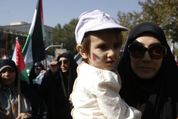 Madres y niños salen a las calles de la capital persa en apoyo a Gaza