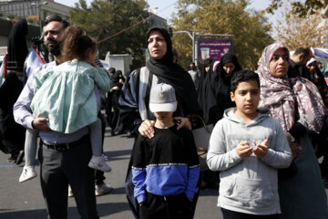 Madres y niños salen a las calles de la capital persa en apoyo a Gaza