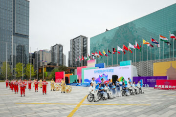 Bandera iraní ondea en la Villa de los Juegos Para-Asiáticos de Hangzhou