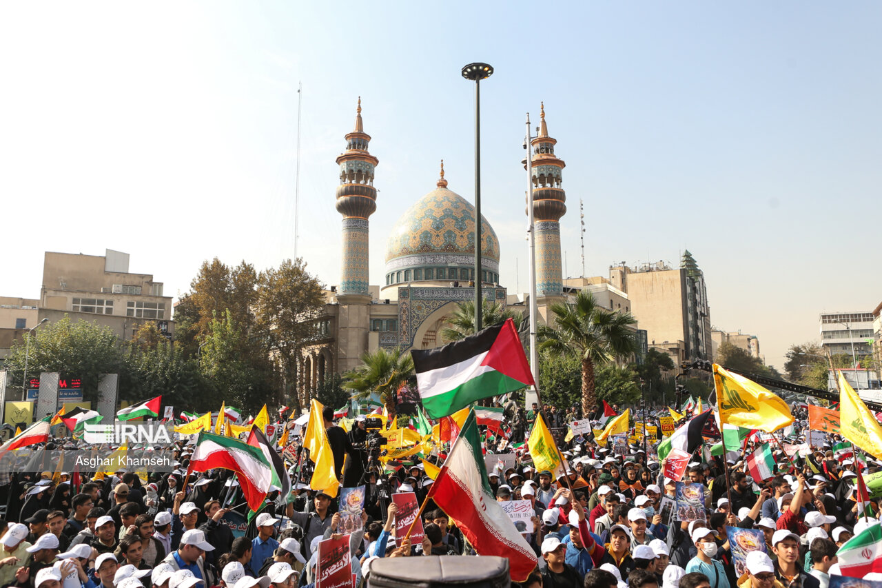 تجمع بزرگ دانش آموزان تهرانی در حمایت از کودکان غزه و فلسطین