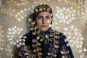 مریم عزیزی ۲۵ ساله اهل منطقه زیلایی روستای بردپهن استان کهگیلویه و بویراحمد.