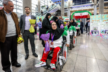 Jeux Para asiatiques 2023 : les médaillés iraniens, de retour en Iran, accueillis en héros