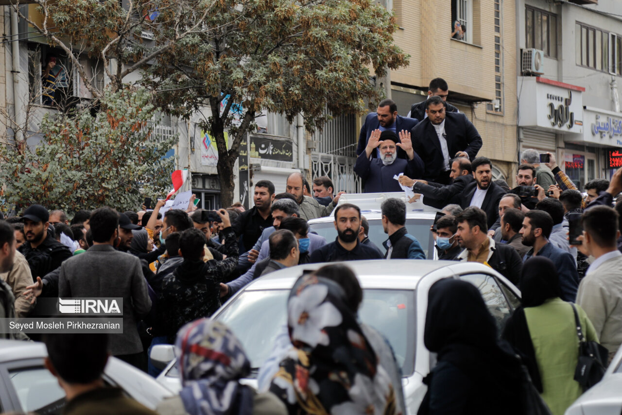 استقبال مردم سنندج از رئیس جمهور در میدان آزادی