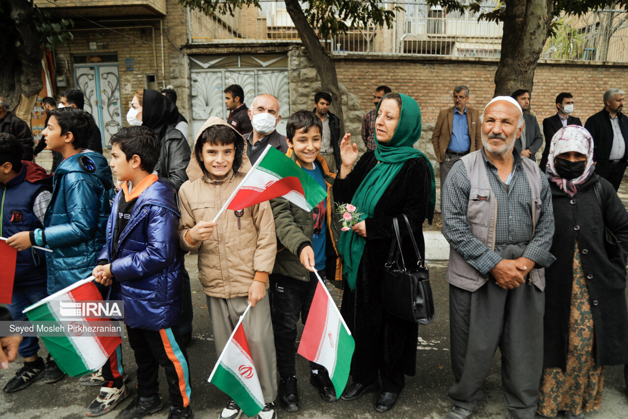 استقبال مردم سنندج از رئیس جمهور در میدان آزادی