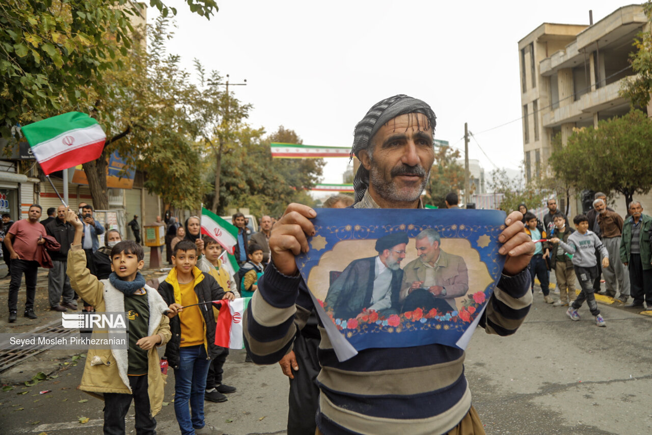 استقبال مردم سنندج از رئیس جمهور در میدان آزادی