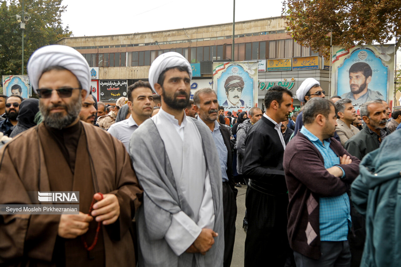 استقبال مردم سنندج از رئیس جمهور در میدان آزادی
