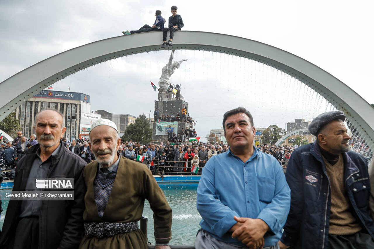 استقبال مردم سنندج از رئیس جمهور در میدان آزادی