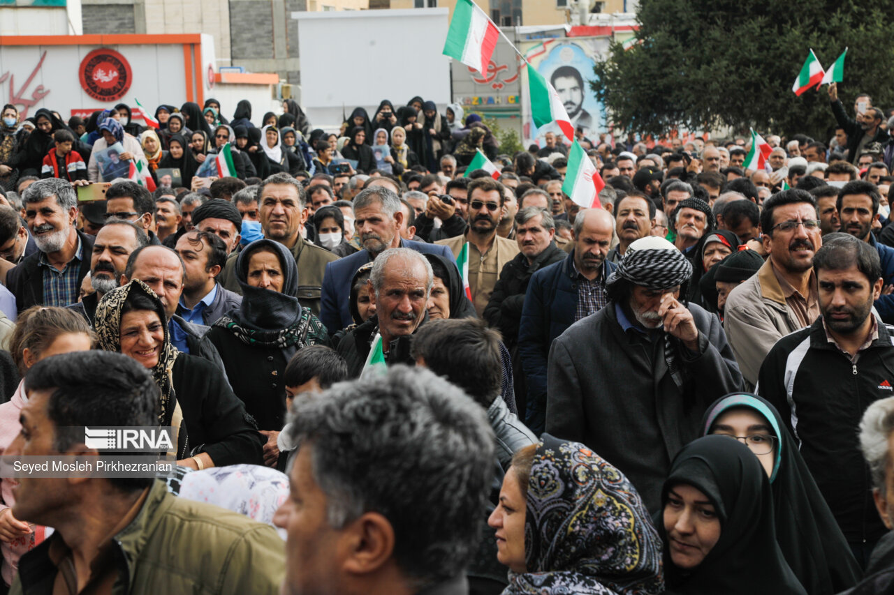 استقبال مردم سنندج از رئیس جمهور در میدان آزادی
