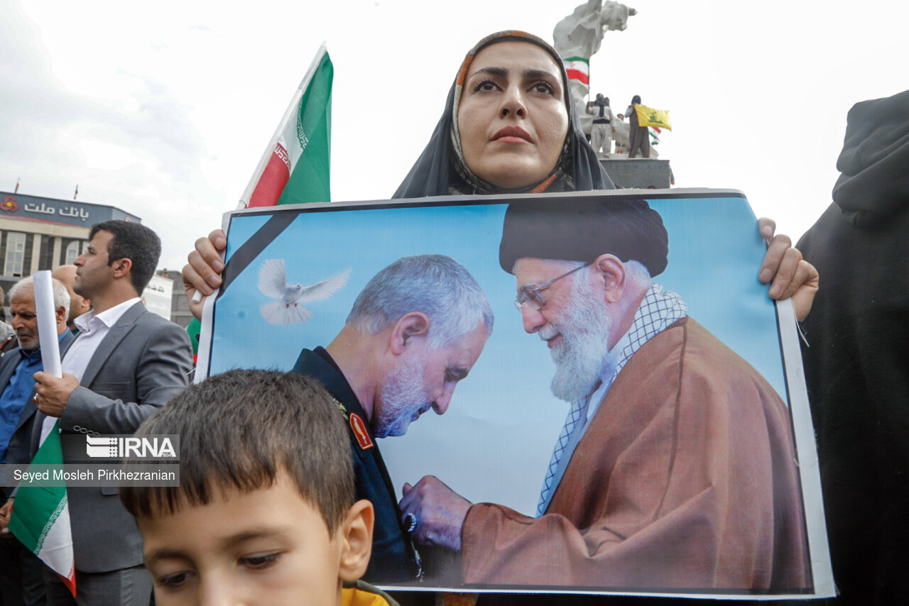 استقبال مردم سنندج از رئیس جمهور در میدان آزادی