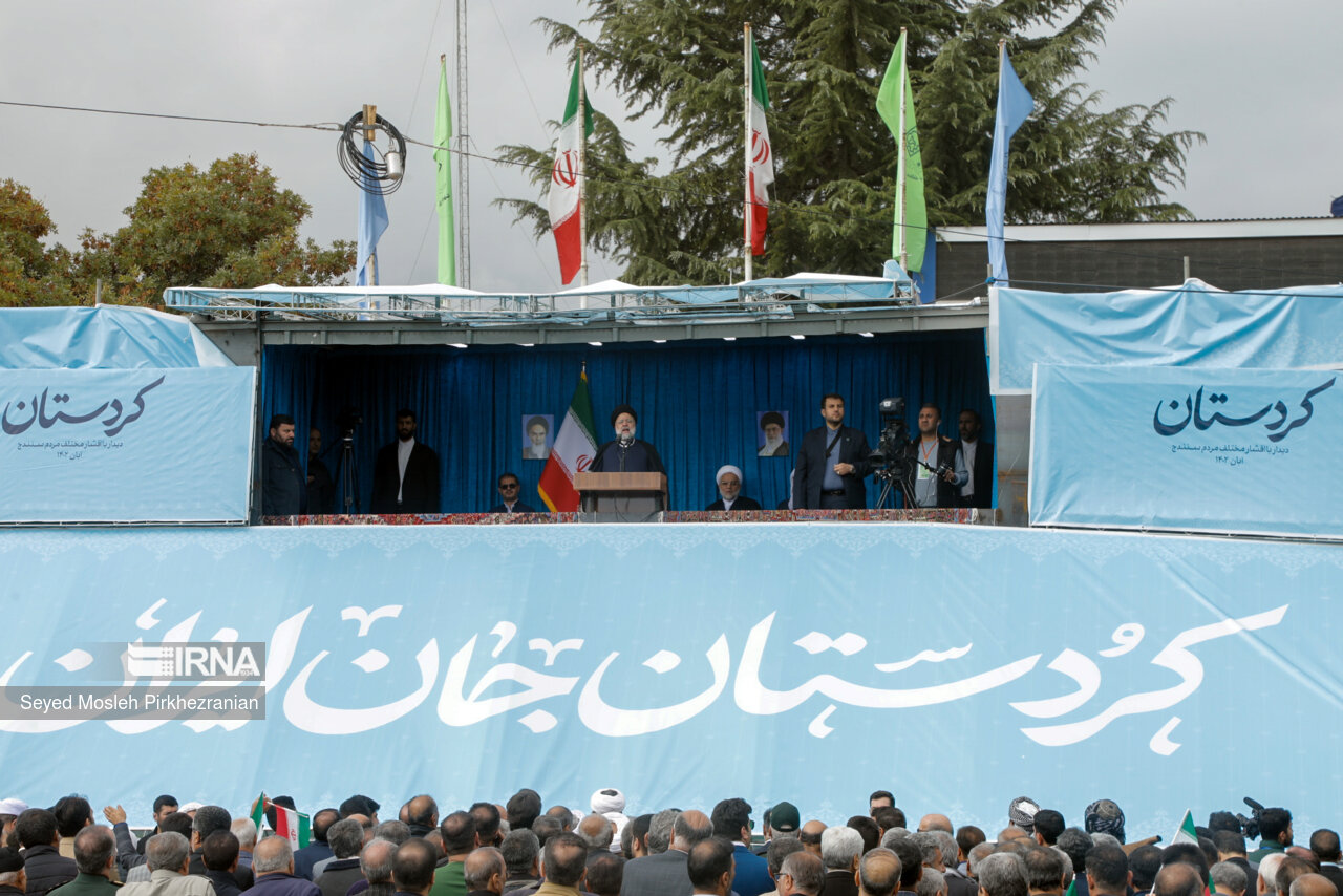 استقبال مردم سنندج از رئیس جمهور در میدان آزادی