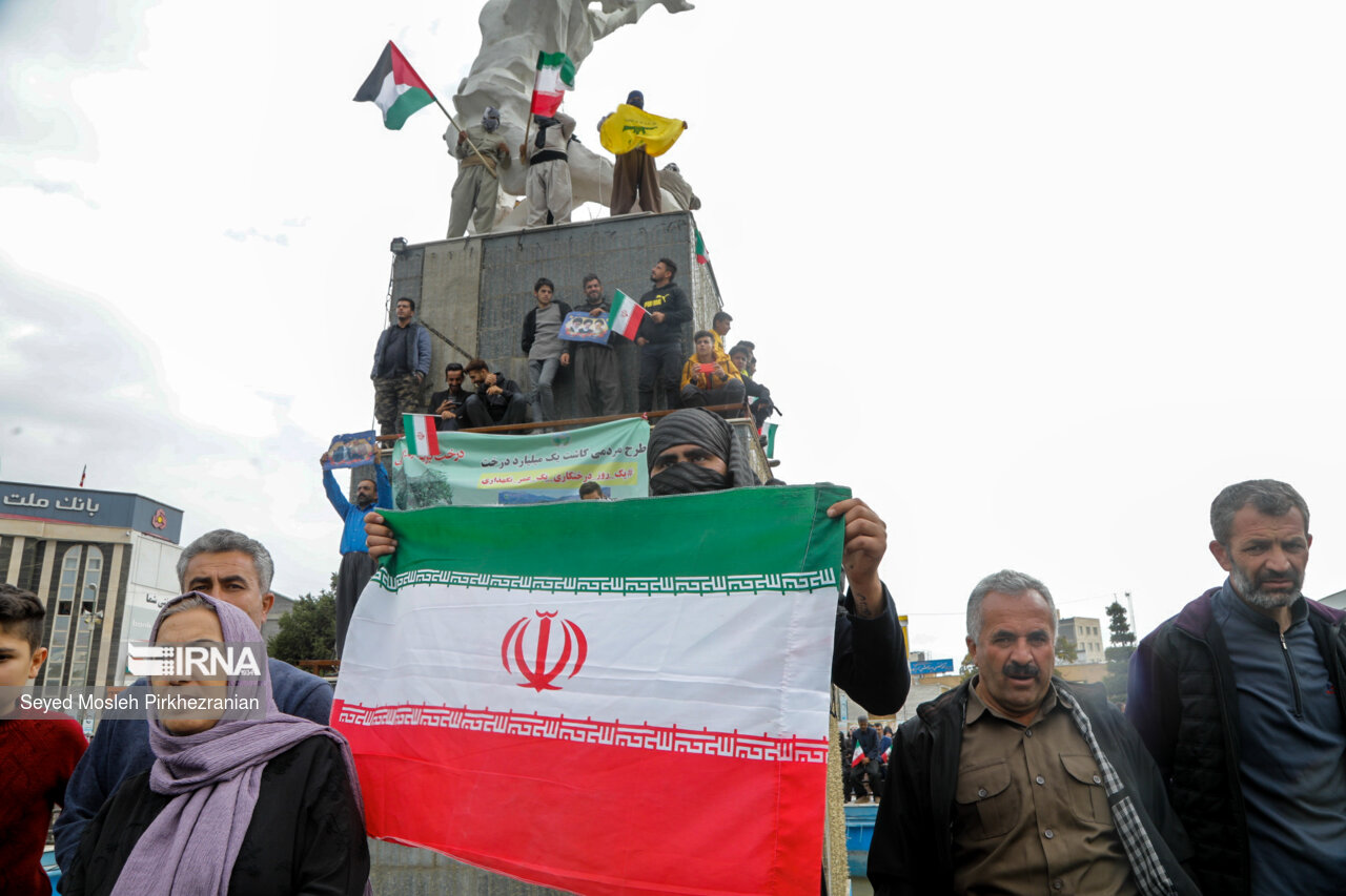 استقبال مردم سنندج از رئیس جمهور در میدان آزادی