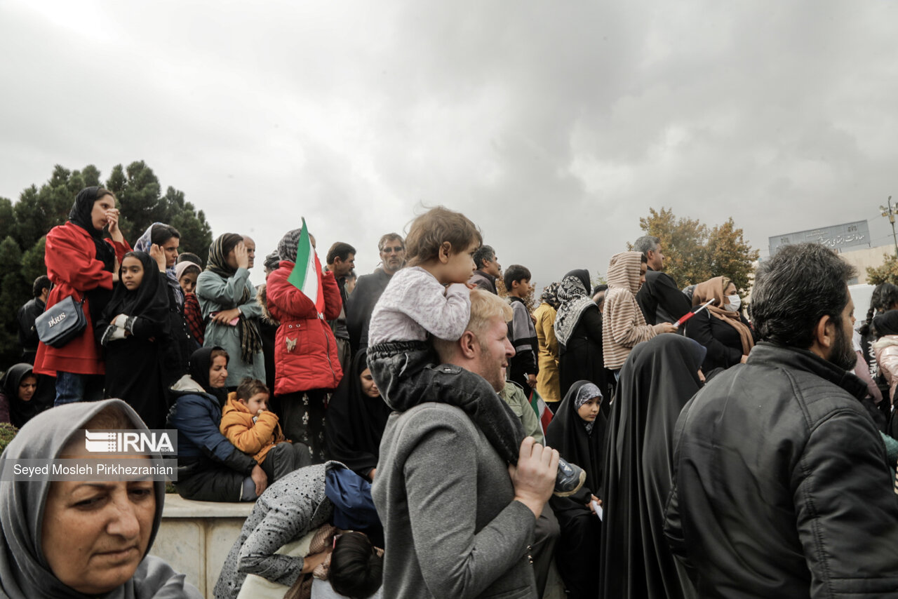 استقبال مردم سنندج از رئیس جمهور در میدان آزادی
