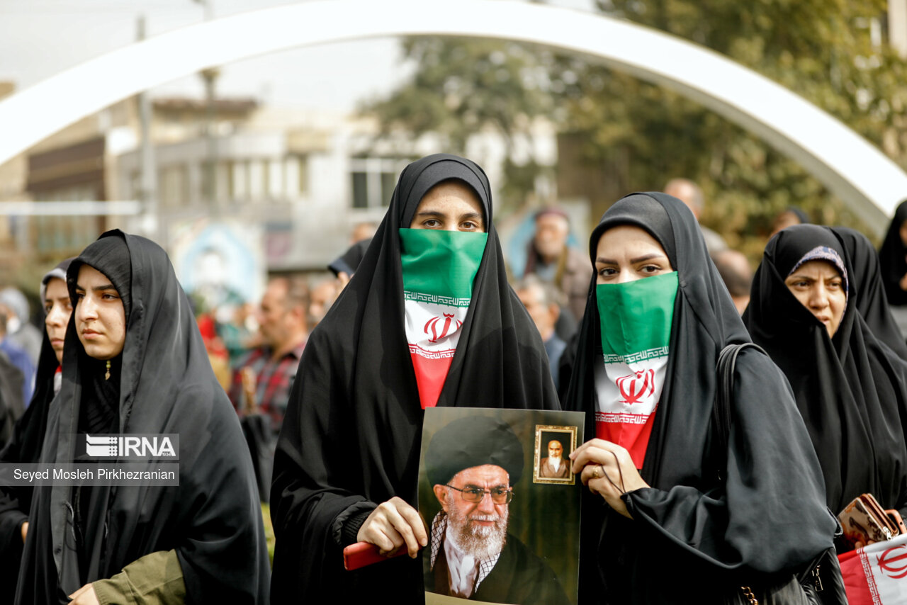 استقبال مردم سنندج از رئیس جمهور در میدان آزادی