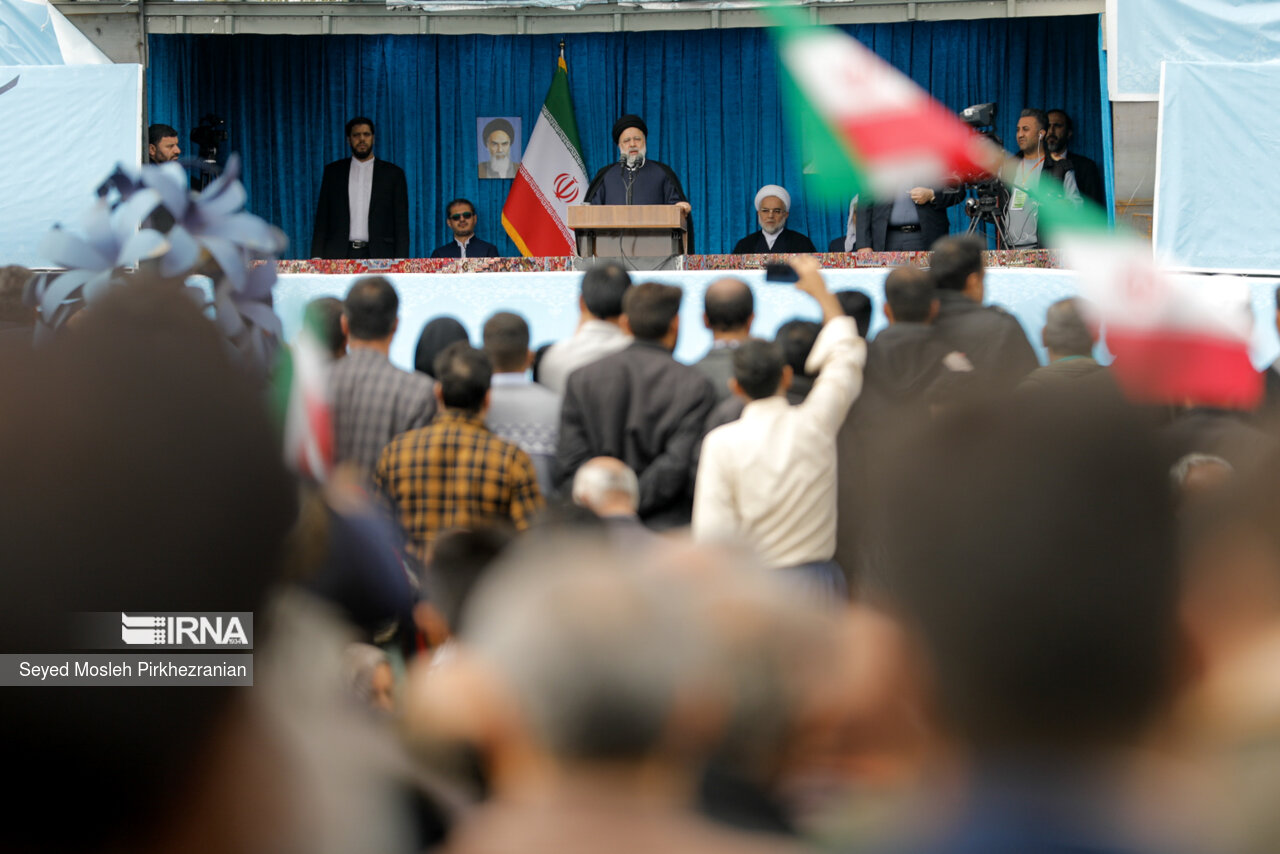 استقبال مردم سنندج از رئیس جمهور در میدان آزادی