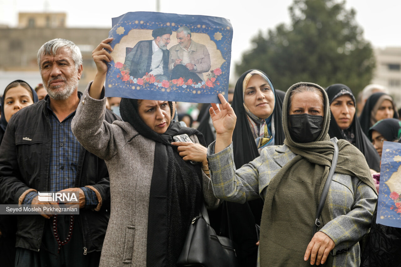 استقبال مردم سنندج از رئیس جمهور در میدان آزادی