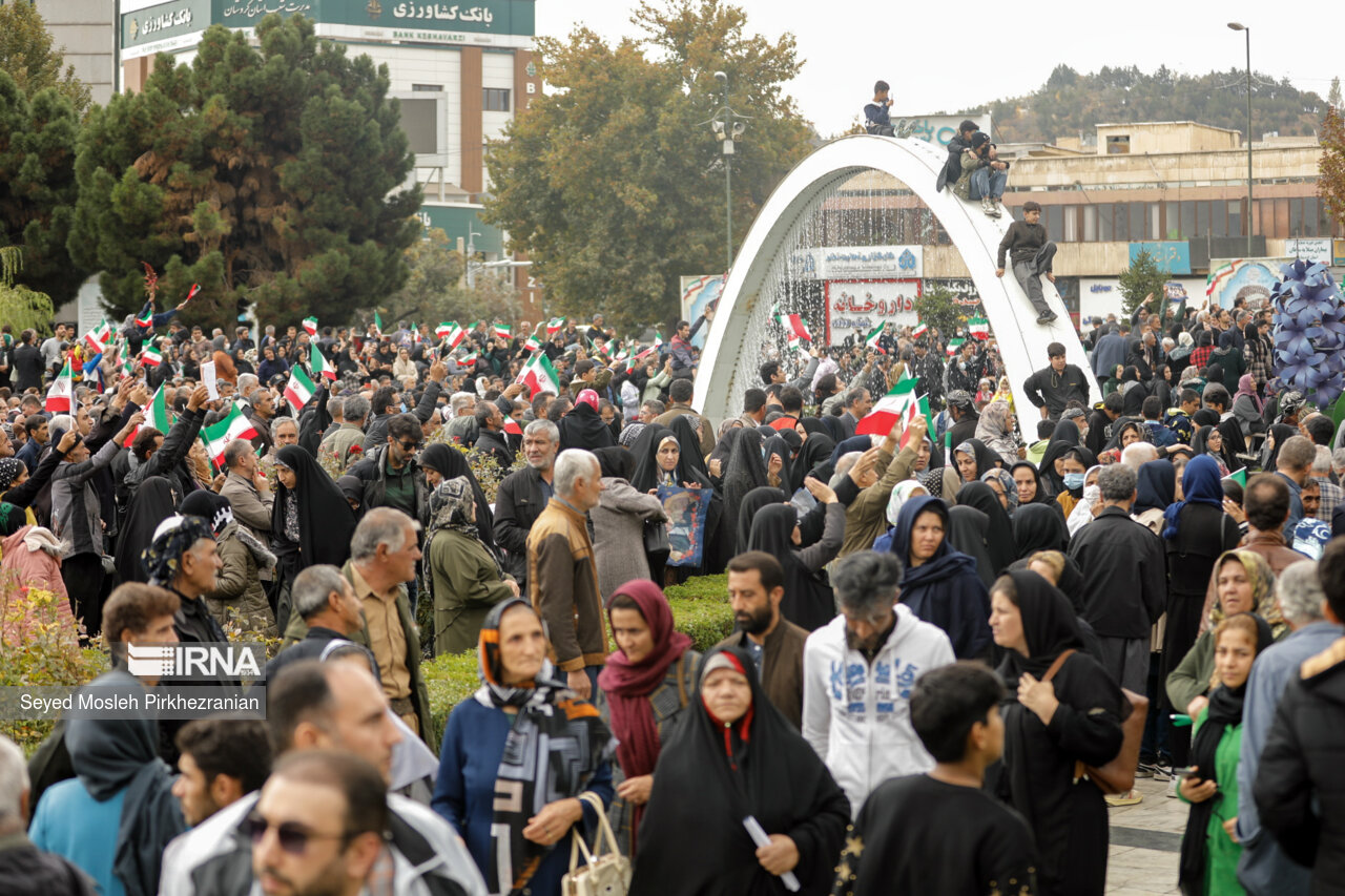 استقبال مردم سنندج از رئیس جمهور در میدان آزادی