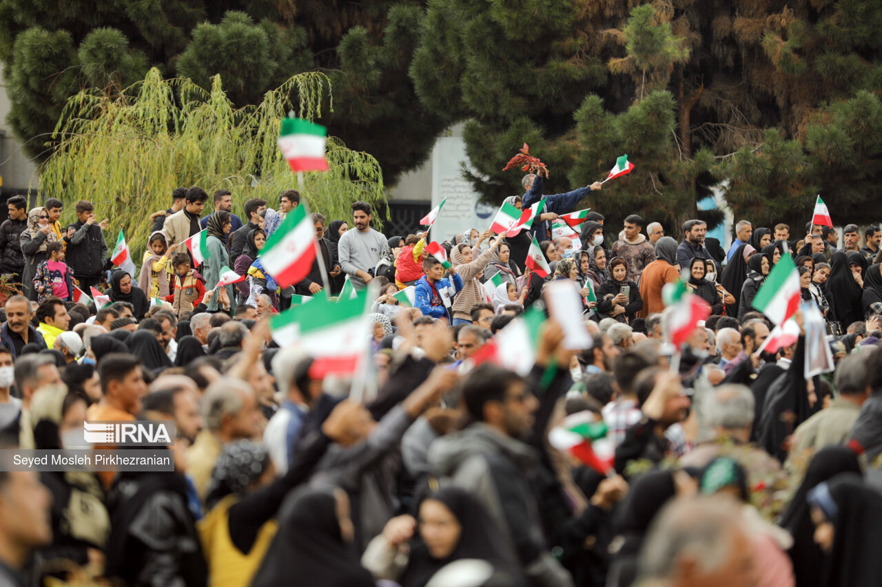 استقبال مردم سنندج از رئیس جمهور در میدان آزادی