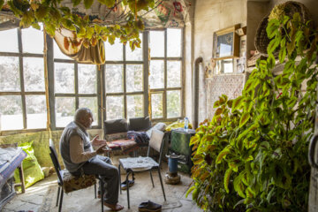 محمود برجی در کارگاه رفوگری فرش در سرای کتاب فروش های بازار سنتی اراک.