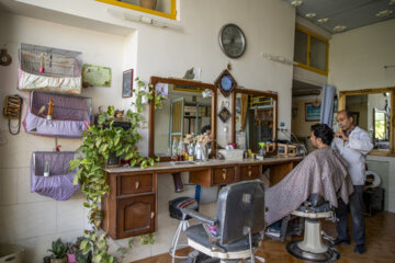 محمد نجفی در سرای کتاب فروش های بازار اراک به شغل آرایشگری مردانه مشغول است.