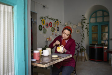 رها براتی در کارگاه شخصی خود در سرای کتاب فروش های اراک، مشغول تولید سفال و سرامیک است.