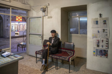 محمدباقر میر اعتمادی از تاجران قدیمی فرش در بازار سنتی اراک است.