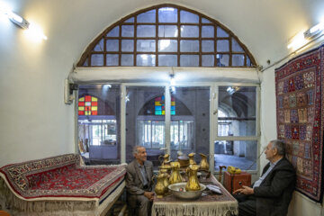 اکبر محمدی از تاجران قدیمی فرش در بازار سنتی اراک است.