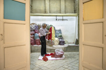 علی رضا عزیزی شغل پدری خود را در بازار فرش اراک انجام می دهد.