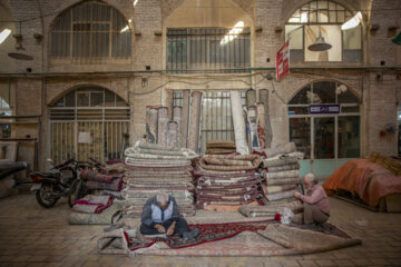 غلامرضا فلاح و صفر رجبی از کودکی در بازار فرش اراک سرای آقایی در کار رفوگری فرش هستند.