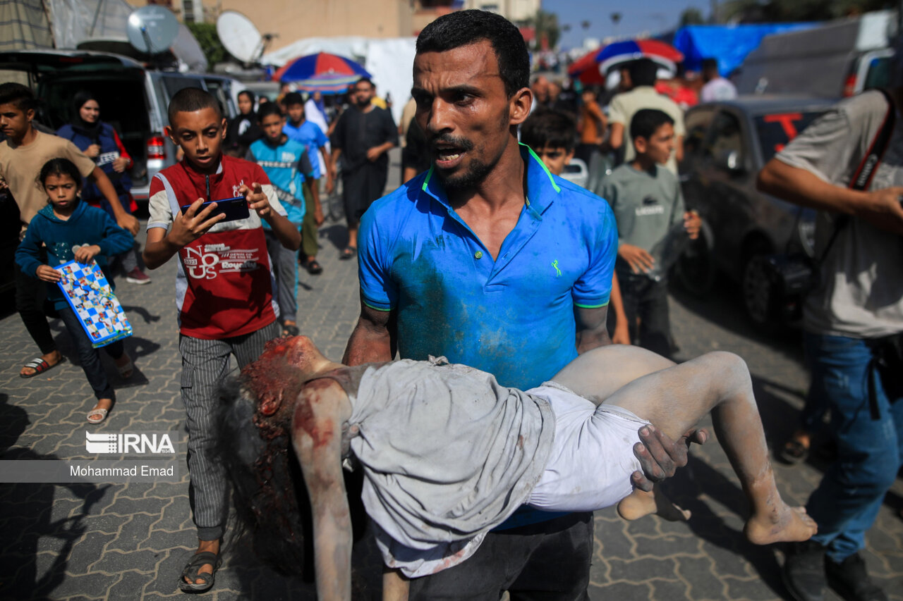 ریختن همزمان بمب و اعلامیه روی سر مردم غزه/ شهادت ۱۰ نفر و درخواست "آنروا" برای آتش بس