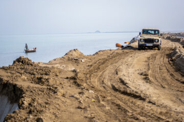دیواره حفاظتی ایجاد شده در ابتدای کانال برای جلوگیری از ورود آب و لایروبی کانال. این دیواره در پایان پروژه تخریب میشود تا ورود آب به خلیج گرگان آغاز شود