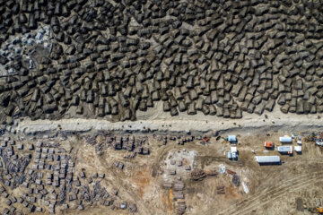 مصالح برداشت شده از داخل کانال که پس از مسطح شدن سطح آن با نظارت کارشناسان محیط زیست و با توجه به پوشش باقت گیاهی منطقه بذرپاشی میشود .