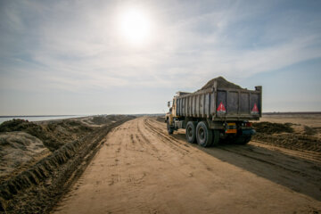 لای برداری در این پروژه با حضور 18 بیل مکانیکی سنگین و بیش از 30 کامیون در ساحل صورت پذیرفت