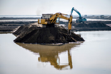 لای برداری در این پروژه با حضور 18 بیل مکانیکی سنگین و بیش از 30 کامیون در ساحل صورت پذیرفت