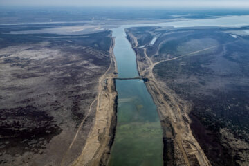 کانال اصلی آبرسانی پروژه از ارتفاع 400 متری سمت راست جزیره آشوراده سمت چپ تالاب گمیشان و در بالا بندر ترکمن