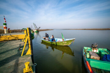 انتقال نیروی کار از ساحل بندر ترکمن به سمت محل سایت لایروبی