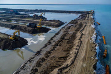 دیواره حفاظتی ایجاد شده در ابتدای کانال برای جلوگیری از ورود آب و لایروبی کانال . این دیواره در پایان پروژه تخریب میشود تا ورود آب به خلیج گرگان آغاز شود