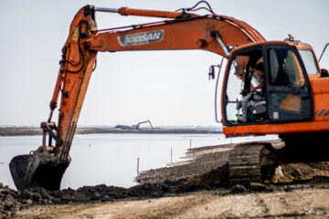 لای برداری در این پروژه با حضور 18 بیل مکانیکی سنگین و بیش از 30 کامیون در ساحل صورت پذیرفت