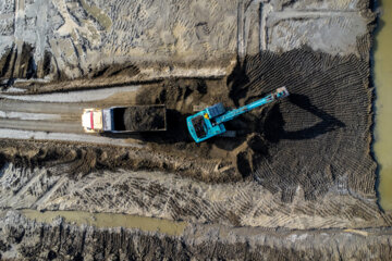 لای برداری در این پروژه با حضور 18 بیل مکانیکی سنگین و بیش از 30 کامیون در ساحل صورت پذیرفت