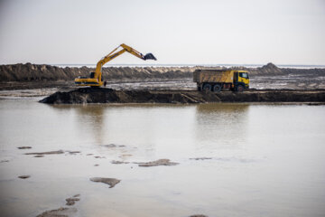 لای برداری در این پروژه با حضور 18 بیل مکانیکی سنگین و بیش از 30 کامیون در ساحل صورت پذیرفت