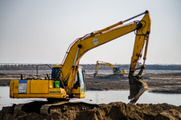 لای برداری در این پروژه با حضور 18 بیل مکانیکی سنگین و بیش از 30 کامیون در ساحل صورت پذیرفت