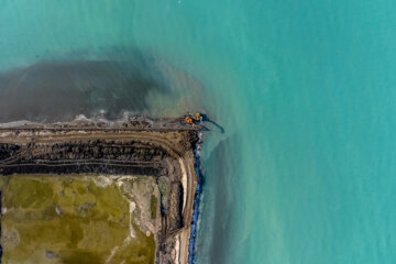 نمای بالا از آخرین نقطه کانال و دیوار حفاظتی موقت در حال تیرکوبی