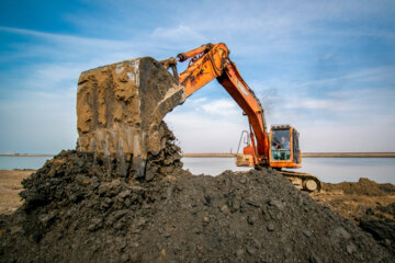 لای برداری در این پروژه با حضور 18 بیل مکانیکی سنگین و بیش از 30 کامیون در ساحل صورت پذیرفت