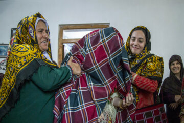 بر اساس رسوم ترکمن ها آخرین عروس خانواده؛ چشو (نوعی پارچه سنتی ترکمنی) روی عروس می اندازد تا او را به خانه داماد ببرند.