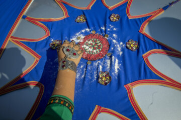 مادر یا مادر بزرگ عروس به عنوان بزرگتر و به نشانه سفید بخت شدن روی ماشین عروس آرد میپاشد.