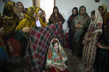 بر اساس رسوم ترکمن ها آخرین عروس خانواده؛ چشو (نوعی پارچه سنتی ترکمنی) روی عروس می اندازد تا او را به خانه داماد ببرند.